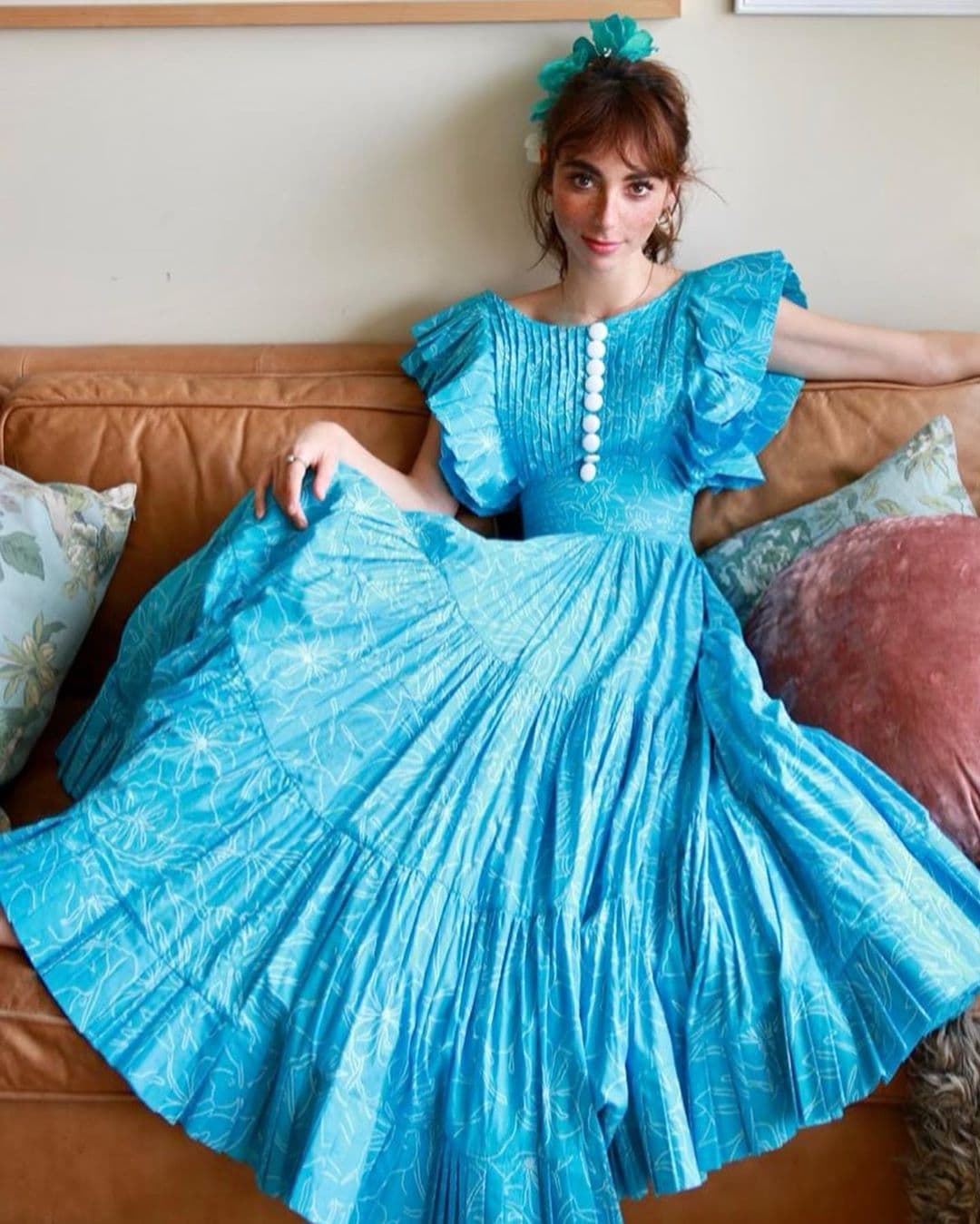 La también actriz compartió esta mañana un increíble vestido del diseñador Carlos Pineda y escribió: “En ‘diarios de una cuarentena’ les presento ‘el vestido que yo soñé’ de @carlospinedamx que hizo debut en mi sala-comedor ji ji”.