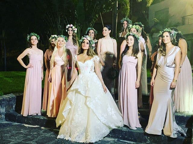 El estilo ecléctico y mágico de Dulce María no podía faltar ya que look para sus damas de honor en el que predominó una corona de flores.