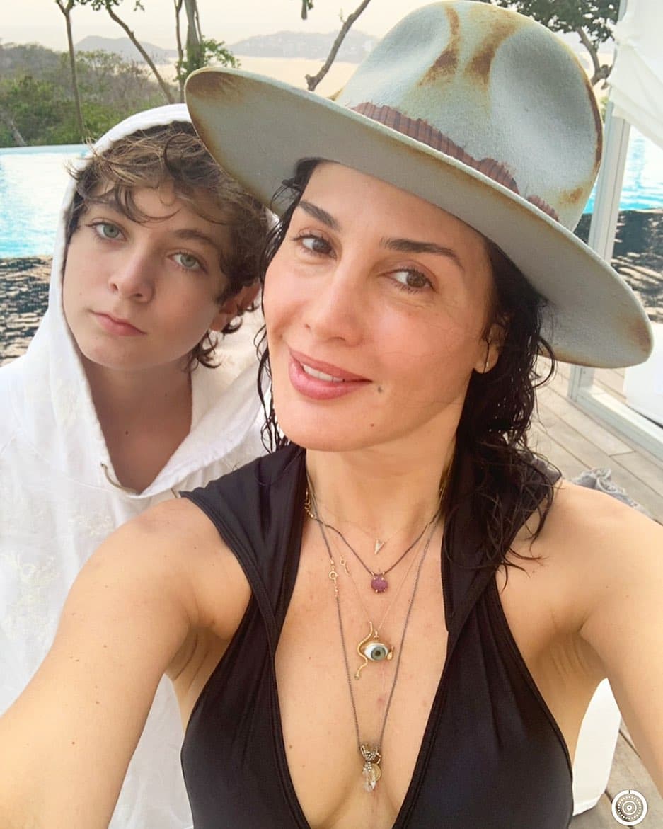 La modelo aseguró que un hombre puede tener muchas cualidades, pero que sea violento no se debe de permitir. “Ese hombre puede ser encantador, educado, inteligente, detallista, romántico, guapo, exitoso, cariñosísimo, y VIOLENTO. Todo al mismo tiempo. Si así te tratan: termina la relación y DENUNCIA.”