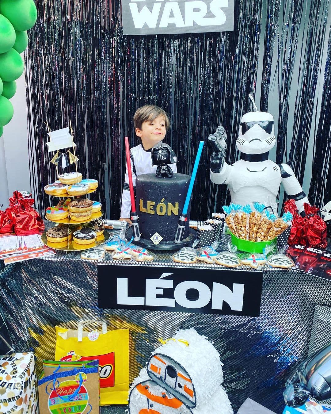 Desde su lado de la fiesta, el pequeño celebró no solo con una piñata sino con dos.