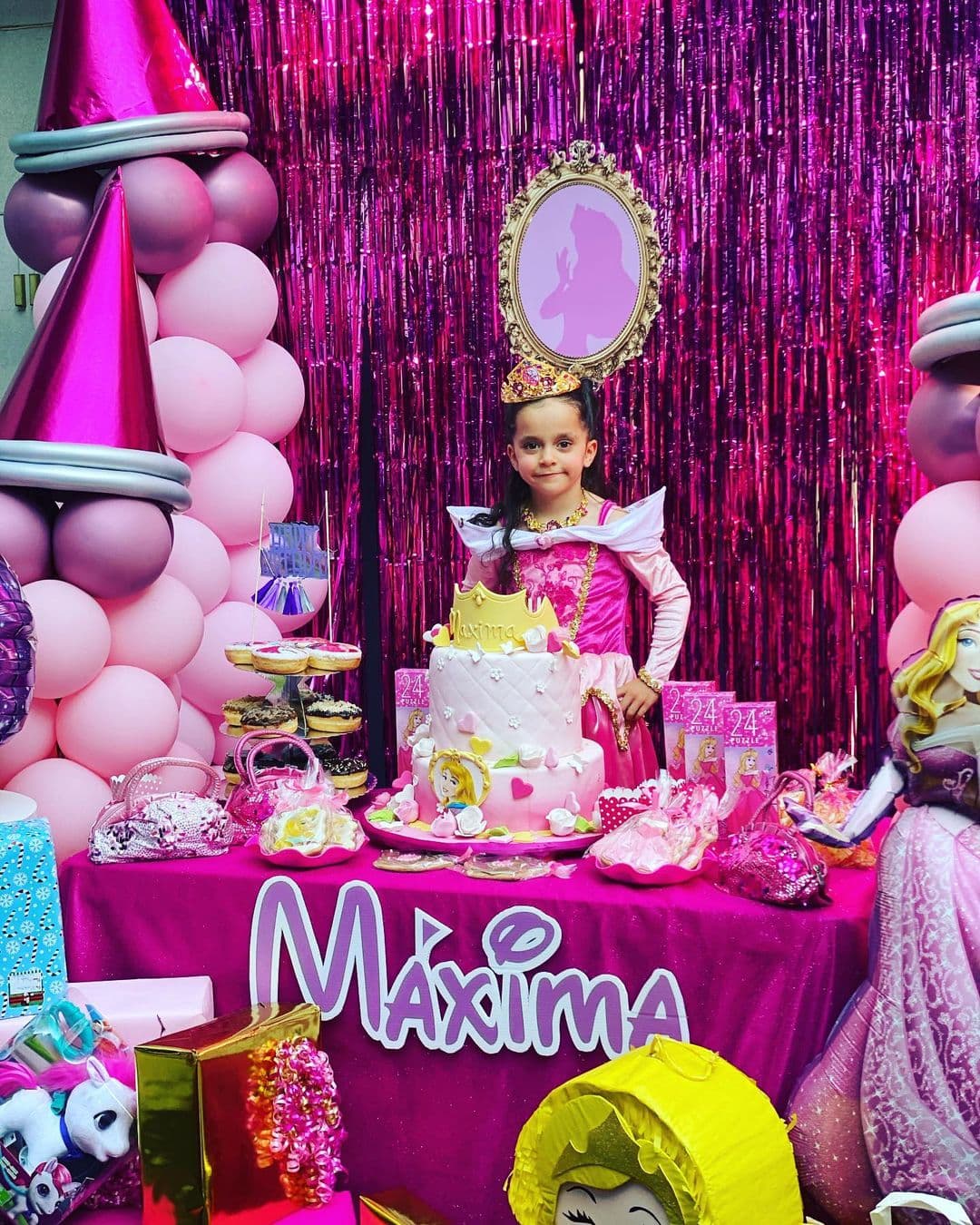 Con una mesa de regalos y enormes columnas de globos rosas, simulando un castillo de princesas, así disfrutó su parte de la fiesta que compartió con su hermano, León.