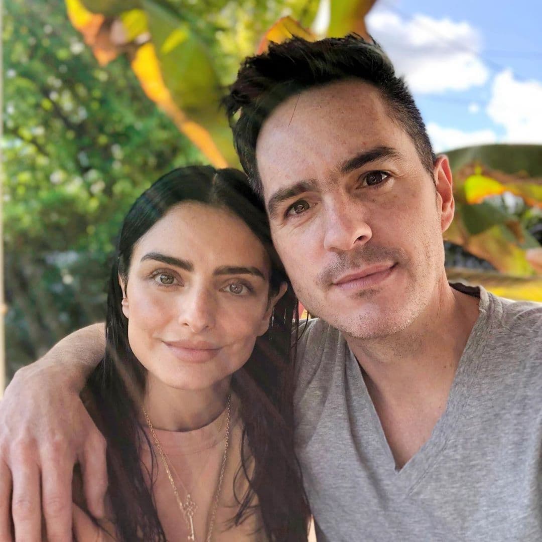 Aislinn recordó que uno de sus más grandes miedos era separarse de Mauricio: “Una de las cosas que más daban pánico en la vida era tener que enfrentar una separación. Yo me casé diciendo ‘con éste me quedo para toda la vida’, me acuerdo que una vez le dije ‘me embarazo si me prometes que te quedas conmigo toda la vida’”
<br>